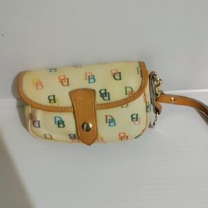 90’s VINTAGE DOONEY & BOURKE wristlet.